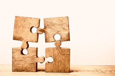 Dört tahta yapboz parçası. bağlantı insanları kavramı