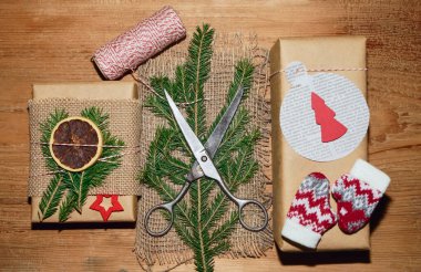 Yaratıcı bir hobi. Modern el yapımı Noel hediyeleri, el yapımı kağıt kutular, saten kurdele. Üst görünüm.