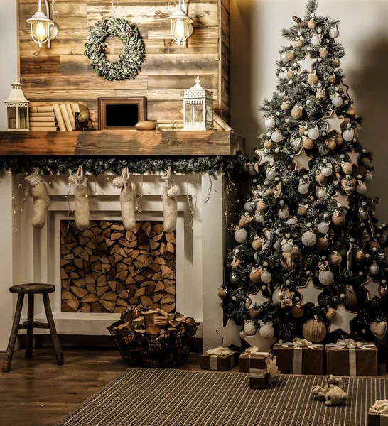 クリスマスツリー 暖炉付きのデザインルーム インテリアエコスタイル クリスマスはソファとクリスマスツリー モダンで居心地の良い内装 お正月とメリークリスマス — ストック写真