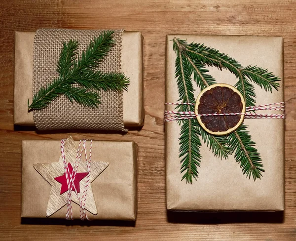 Noel Kompozisyonu Çam Dalları Hediye Kutuları Tahta Yıldızlar — Stok fotoğraf