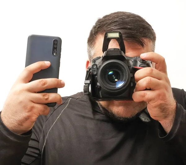 Pressione Fotógrafo Com Uma Câmera Profissional Telefone Celular Isolado Fundo — Fotografia de Stock