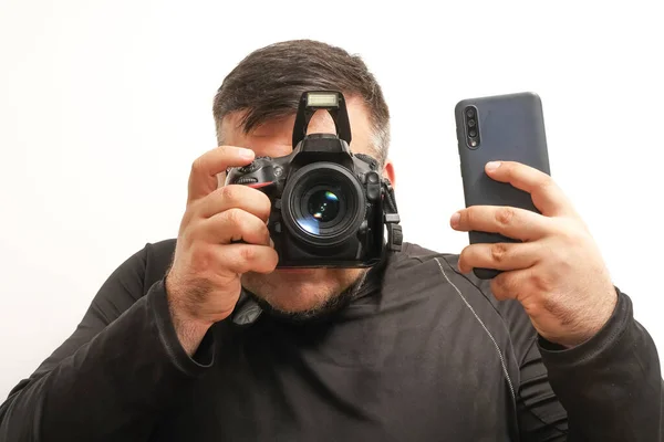 Pressione Fotógrafo Com Uma Câmera Profissional Telefone Celular Isolado Fundo — Fotografia de Stock