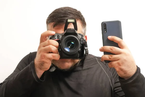 Pressione Fotógrafo Com Uma Câmera Profissional Telefone Celular Isolado Fundo — Fotografia de Stock