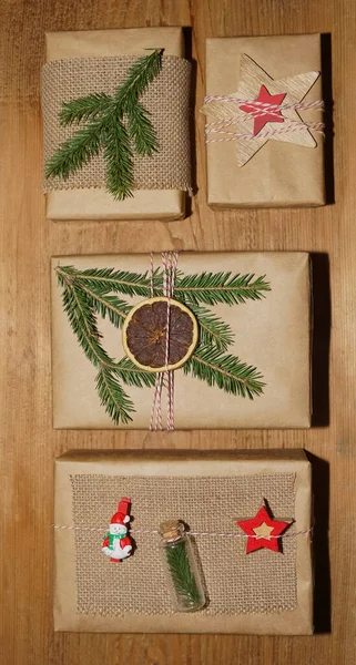 Рождественская Композиция Сосновые Ветви Подарочные Коробки Деревянные Звезды — стоковое фото