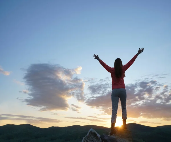 Mujer Con Los Brazos Arriba Pie Cima Montaña — Foto de Stock