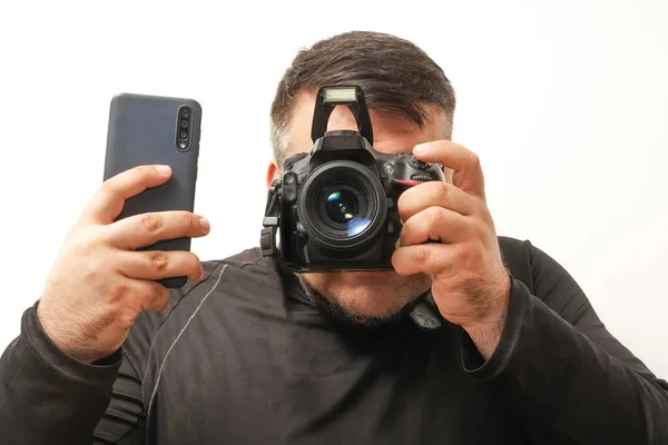 Pressione Fotógrafo Com Uma Câmera Profissional Telefone Celular Isolado Fundo — Fotografia de Stock