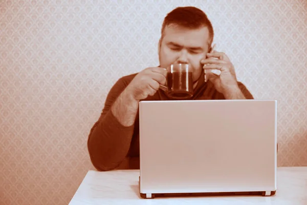 Bilgisayarlı Bir Adamı Ofiste Uyuyor Siyah Bir Kafe Içiyor Cep — Stok fotoğraf