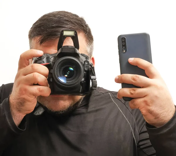 Pressione Fotógrafo Com Uma Câmera Profissional Telefone Celular Isolado Fundo — Fotografia de Stock