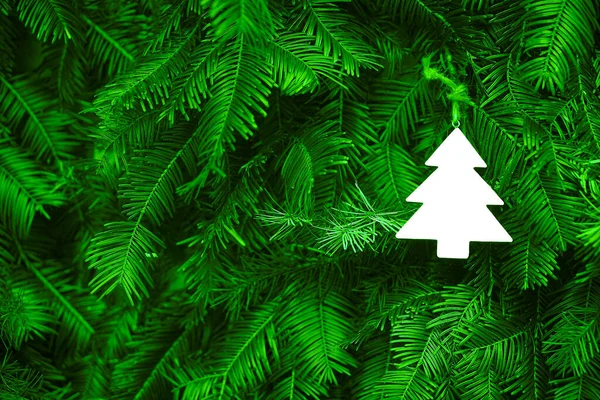 Witte Kerstboom Hangend Aan Groene Dennen Gelukkig Nieuwjaar Achtergrond — Stockfoto