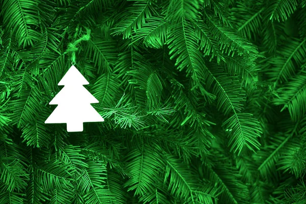 Witte Kerstboom Hangend Aan Groene Dennen Gelukkig Nieuwjaar Achtergrond — Stockfoto