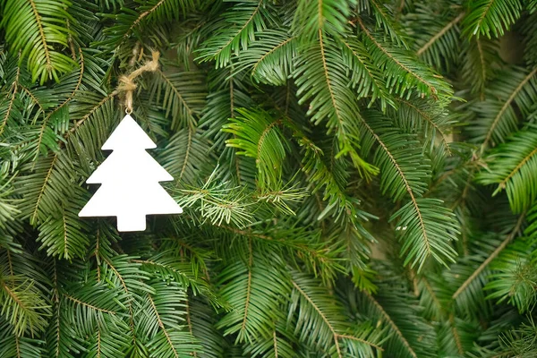 크리스마스 트리가 소나무 매달려 있습니다 받으세요 — 스톡 사진