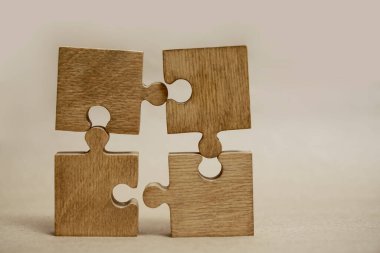 Dört tahta yapboz parçası. bağlantı insanları kavramı