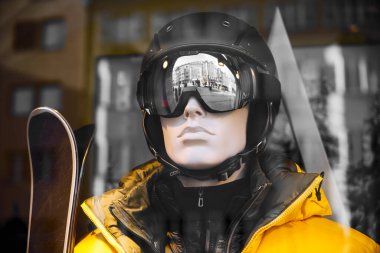 Kayak malzemeleri dükkanında kayak yapmak için donatılmış mankenler. Sarı modern ceket. pencerede manken