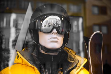 Kayak malzemeleri dükkanında kayak yapmak için donatılmış mankenler. Sarı modern ceket. pencerede manken