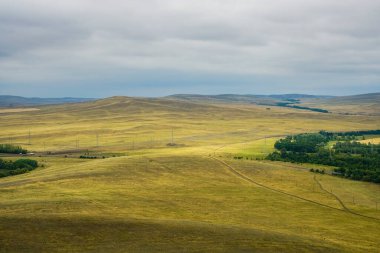 Ural Dağları 'nın içinden geçen uzun bir yol. Yukarıdan bak. Doğa geçmişi. Orenburg bölgesi, Rusya.