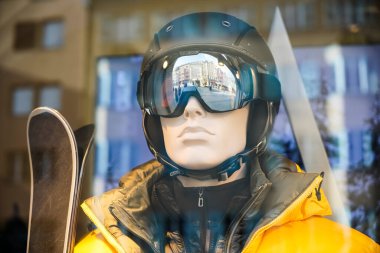 Kayak malzemeleri dükkanında kayak yapmak için donatılmış mankenler. Sarı modern ceket. pencerede manken