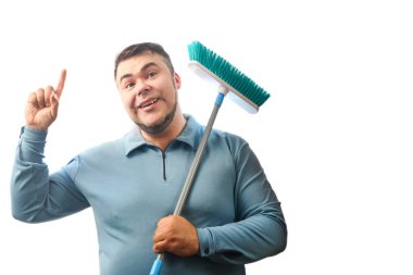 Yerleri temizlemek için paspas tutan mutlu adam. Orta yaşlı temizlikçi erkek. Modern temizlik aletleriyle daha temiz. Temizlik ve temizlik servisi. Beyaz arka planda izole edilmiş. Kamera arkası görünümü