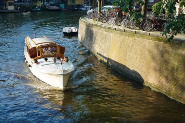 Amsterdam, Hollanda 'nın tarihi merkezindeki kanal setinin tipik manzarası. Kanal boyunca bisiklet park etmek. Manzaranın merkezi. AMSTERDAM, NETHERLANDS