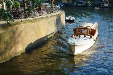 Amsterdam, Hollanda 'nın tarihi merkezindeki kanal setinin tipik manzarası. Kanal boyunca bisiklet park etmek. Manzaranın merkezi. AMSTERDAM, NETHERLANDS