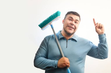 Yerleri temizlemek için paspas tutan mutlu adam. Orta yaşlı temizlikçi erkek. Modern temizlik aletleriyle daha temiz. Temizlik ve temizlik servisi. Beyaz arka planda izole edilmiş. Kamera arkası görünümü