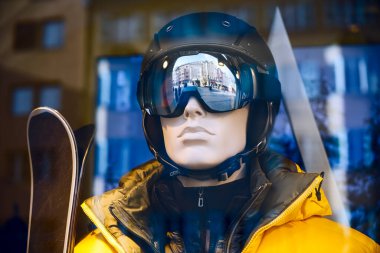 Kayak malzemeleri dükkanında kayak yapmak için donatılmış mankenler. Sarı modern ceket. pencerede manken