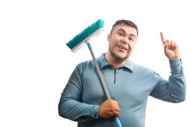 Yerleri temizlemek için paspas tutan mutlu adam. Orta yaşlı temizlikçi erkek. Modern temizlik aletleriyle daha temiz. Temizlik ve temizlik servisi. Beyaz arka planda izole edilmiş. Kamera arkası görünümü