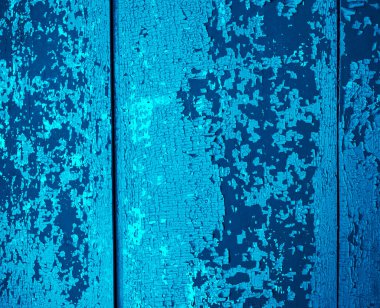 Mavi soyulmuş boya dokusu. Çatlak boya tabakalarıyla kaplı ahşap bir yüzey.