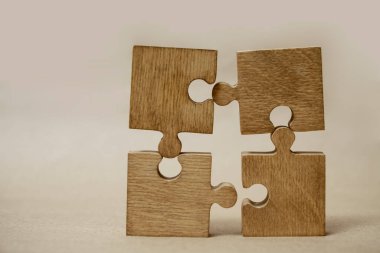 Dört tahta yapboz parçası. bağlantı insanları kavramı