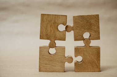 Dört tahta yapboz parçası. bağlantı insanları kavramı