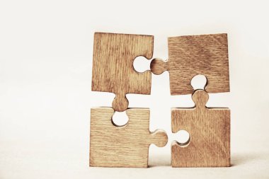 Dört tahta yapboz parçası. bağlantı insanları kavramı