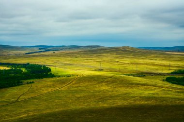 Ural Dağları 'nın içinden geçen uzun bir yol. Yukarıdan bak. Doğa geçmişi. Orenburg bölgesi, Rusya.