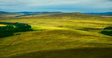 Ural Dağları 'nın içinden geçen uzun bir yol. Yukarıdan bak. Doğa geçmişi. Orenburg bölgesi, Rusya.