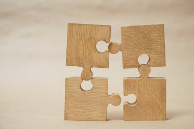 Dört tahta yapboz parçası. bağlantı insanları kavramı