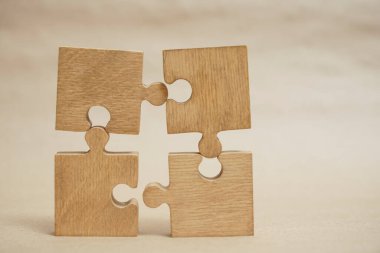 Dört tahta yapboz parçası. bağlantı insanları kavramı