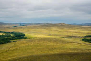 Ural Dağları 'nın içinden geçen uzun bir yol. Yukarıdan bak. Doğa geçmişi. Orenburg bölgesi, Rusya.