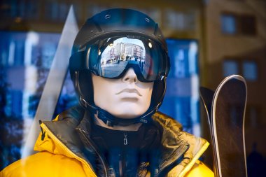 Kayak malzemeleri dükkanında kayak yapmak için donatılmış mankenler. Sarı modern ceket. pencerede manken