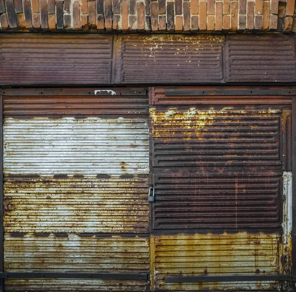 Fachada Uma Antiga Garagem Feita Parede Tijolo Vermelho Com Grande — Fotografia de Stock