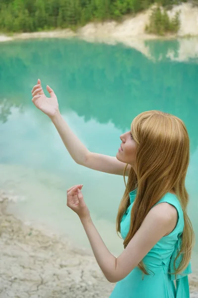 Redhead Woman Posing Scenic Calm Lake Beauty Fashion Photo — Stock Photo, Image