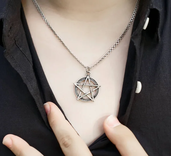 Bir Kadının Göğsünde Pentagram Kolyesi Parmağında Yüzük Var Görüntüyü Kapat — Stok fotoğraf
