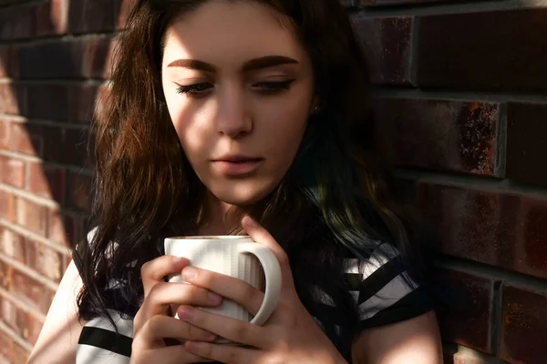 Sério Menina Bonita Perto Parede Tijolo Com Café Manhã Luz — Fotografia de Stock