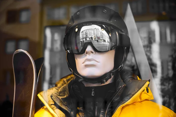 Kayak malzemeleri dükkanında kayak yapmak için donatılmış mankenler. Sarı modern ceket. pencerede manken