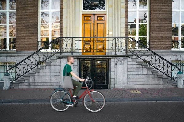 Γκέι Αναβάτης Στο Άμστερνταμ Νεαρός Στους Δρόμους Της Πόλης Του — Φωτογραφία Αρχείου