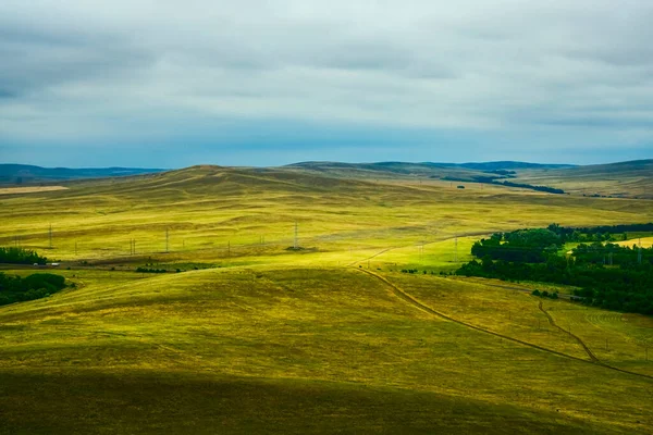 Ural Dağları 'nın içinden geçen uzun bir yol. Yukarıdan bak. Doğa geçmişi. Orenburg bölgesi, Rusya.