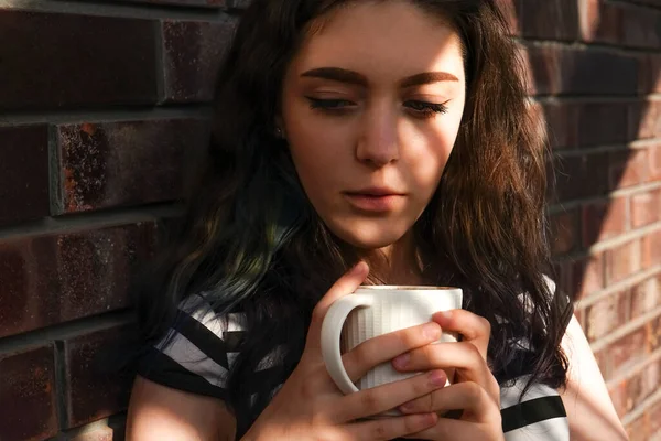 Sério Menina Bonita Perto Parede Tijolo Com Café Manhã Luz — Fotografia de Stock