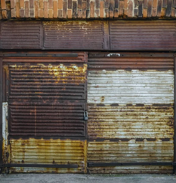 Fachada Uma Antiga Garagem Feita Parede Tijolo Vermelho Com Grande — Fotografia de Stock