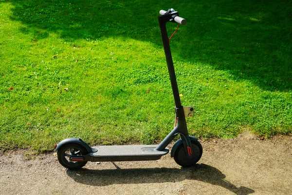 Ein Neuer Elektroroller Parkplatz Auf Grünem Gras Hintergrund Sommerpark — Stockfoto