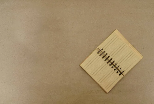 Brauner Notizblock Einem Holzrahmen Ansicht Von Oben Leere Leerstellen Bastelpapierverpackung — Stockfoto