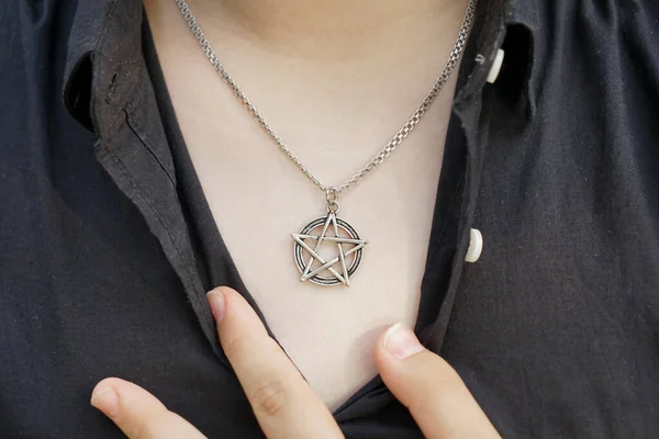 Pentagram Hanger Borst Van Een Vrouw Ring Vinger Sluit Het — Stockfoto