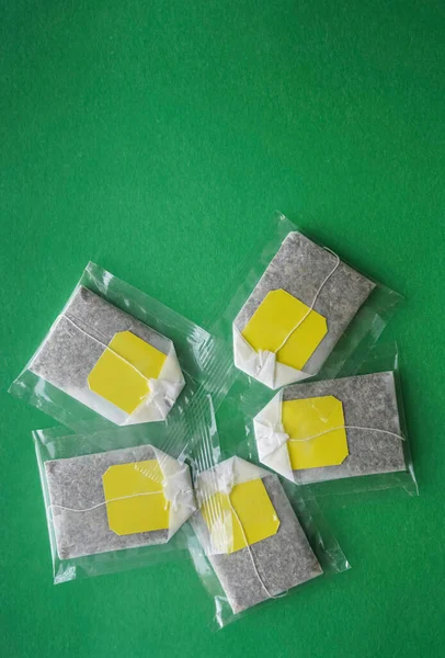 Teabagy Žlutým Štítkem Izolované Pozadí Zeleného Papíru Prázdné Místo Pro — Stock fotografie