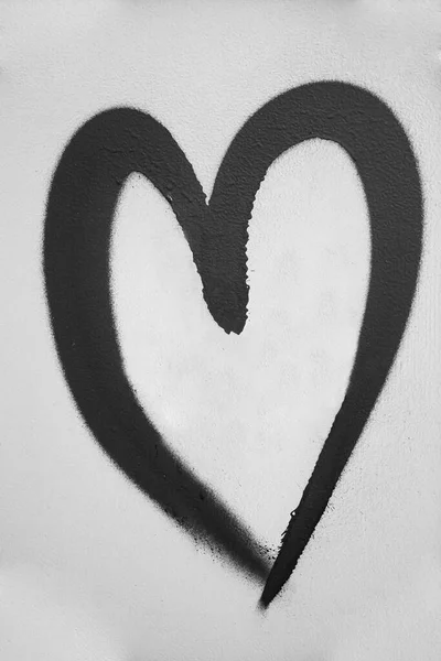 白墙背景上的黑心 在灰色的步道上画着黑暗的心 我的特写图像 — 图库照片